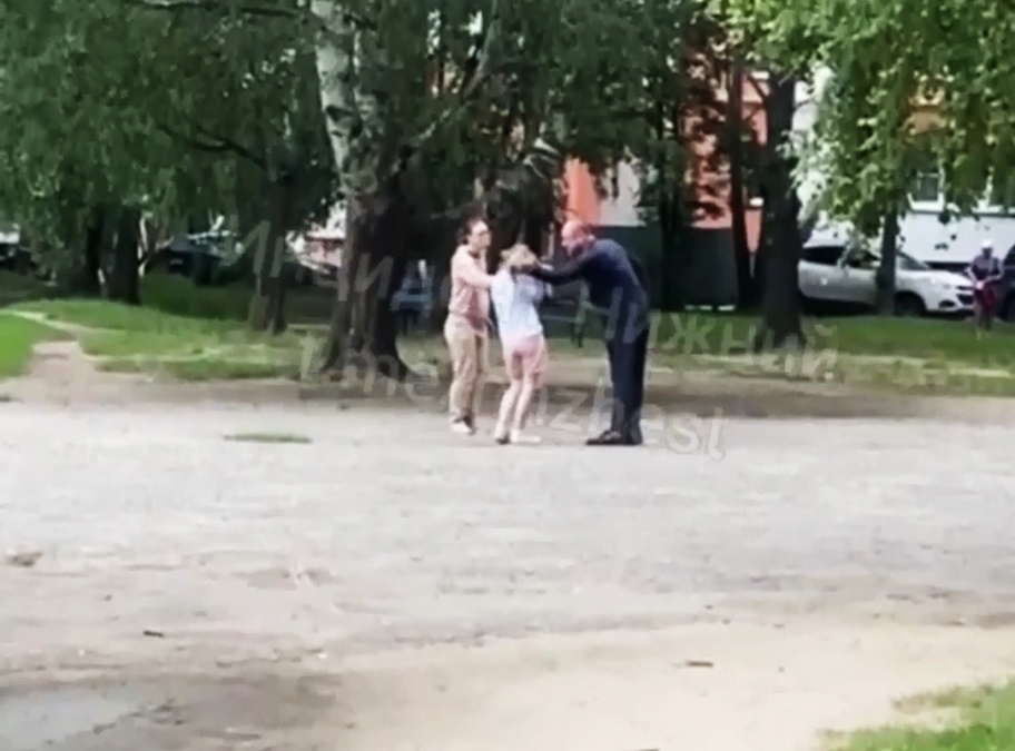 Мужчина нападает на женщин и детей во дворе дома в Нижнем Новгороде