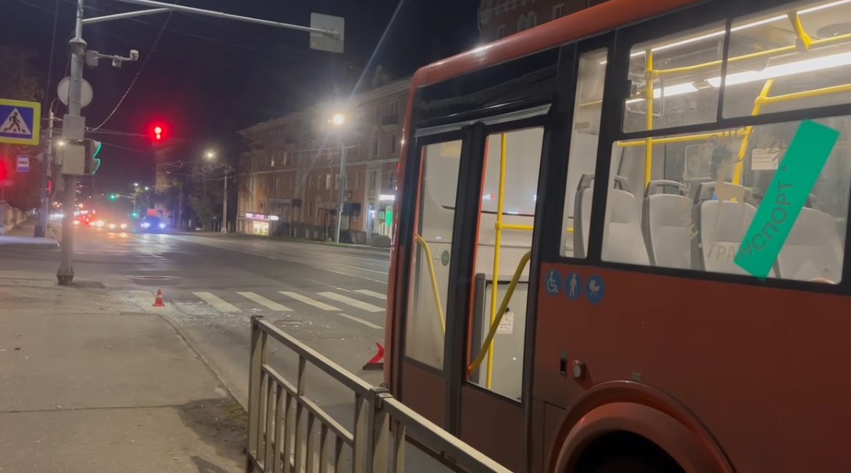 Стекло двери автобуса внезапно разбилось в Нижнем Новгороде: пострадала женщина - фото 1