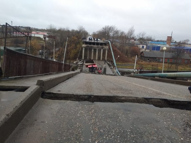 Момент обрушения моста в Приамурье попал на видео - фото 4