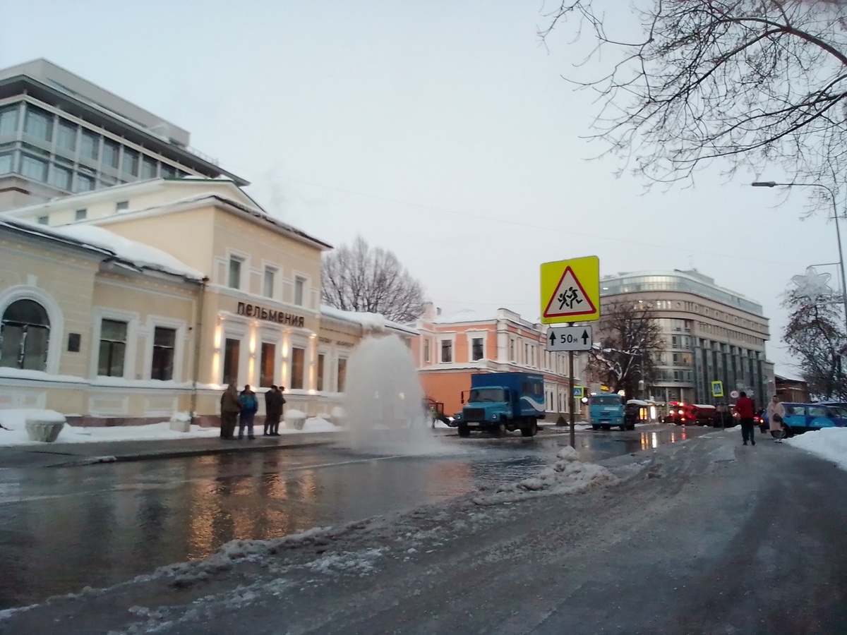 Улицу Минина в Нижнем Новгороде перекрыли из-за коммунальной аварии - фото 1