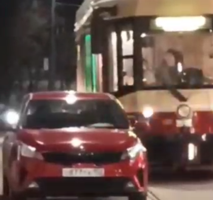 Движение трамвая заблокировала припаркованная иномарка в центра Нижнего Новгорода - фото 1