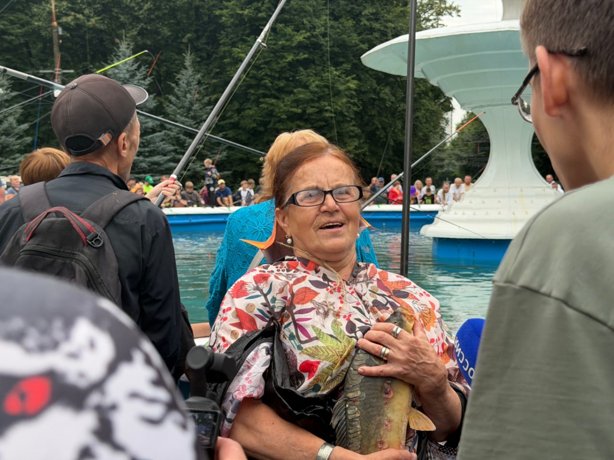 С удочкой и без: как нижегородцы карпов в фонтане ловили &mdash; репортаж с Дня рыбака - фото 3