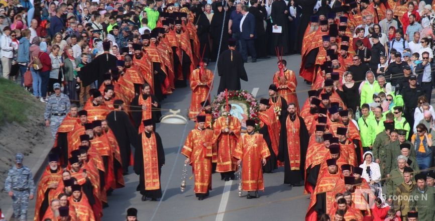 Фоторепортаж: как прошел пасхальный крестный ход в Нижнем Новгороде - фото 96