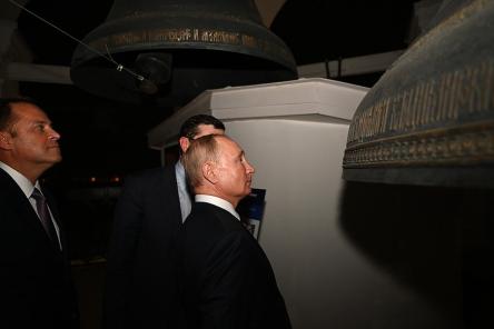 Владимир Путин в сумерках прогулялся по нижегородскому Кремлю 