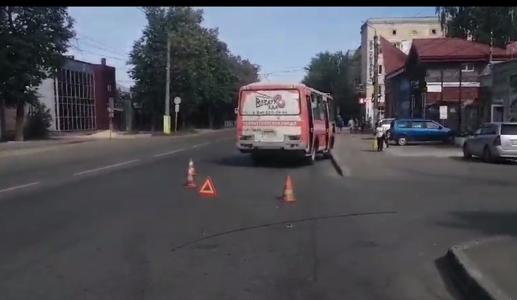 Две женщины пострадали в автобусе в Дзержинске из-за опасного маневра иномарки - фото 1
