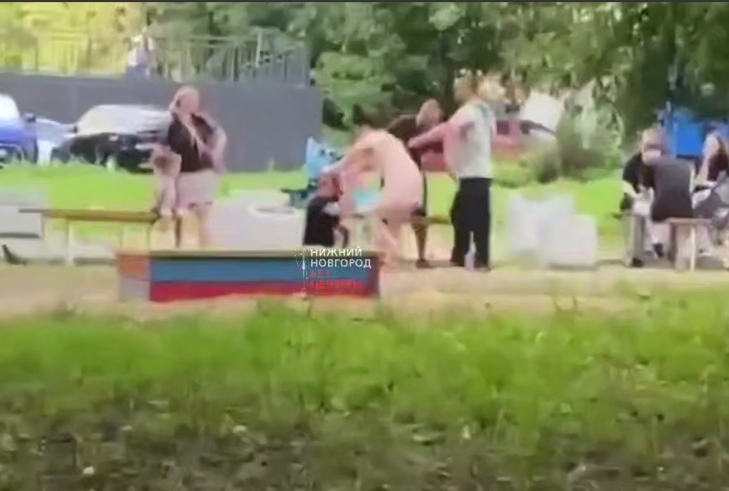 Две пьяных матери подрались на детской площадке в Нижнем Новгороде - фото 1