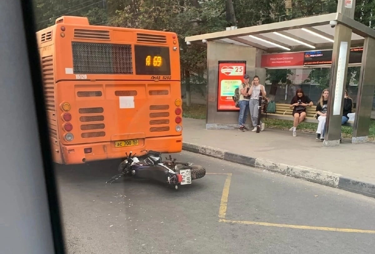 Мотоциклист залетел под автобус на Московском шоссе в Нижнем Новгороде