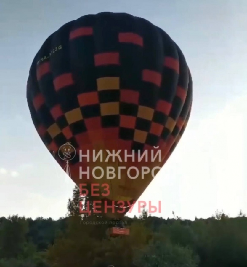 Воздушный шар с людьми врезался в дерево в Нижнем Новгороде - фото 1