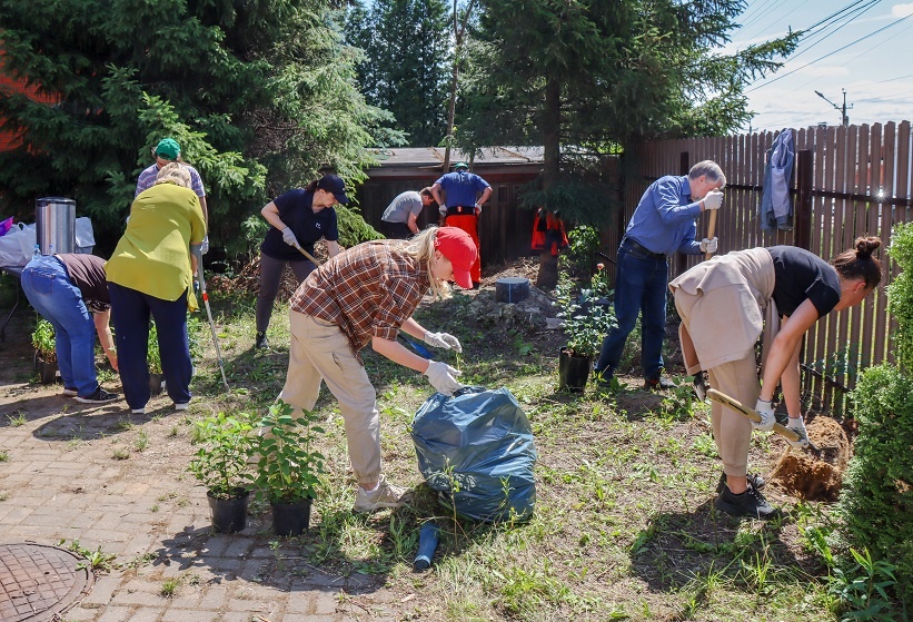 Энергетики Нижегородского филиала «Т Плюс» помогли благоустроить территорию социально-экологического центра «Дом Алёны» - фото 1