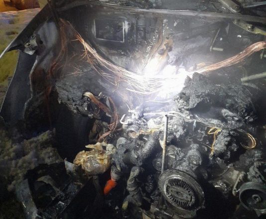 Автомобиль загорелся во дворе жилого дома в Дзержинске - фото 3