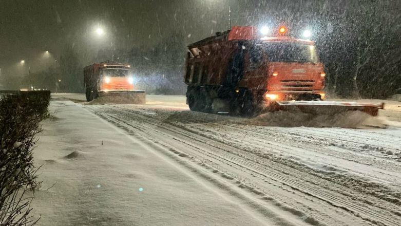Более 20 снегоуборочных машин борются с непогодой в Дзержинске - фото 1