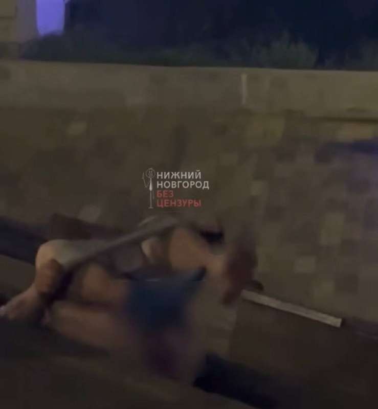 Полуголый мужчина напугал нижегородцев на набережной Федоровского  - фото 1